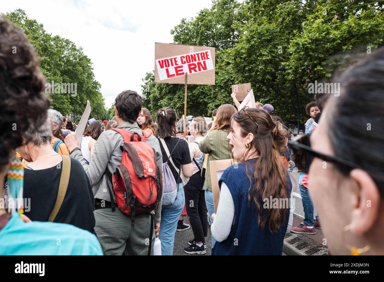 Ein Plakat in der Prozession, stimmen Sie gegen die RN. Feministische Alarme in ganz Frankreich! Demonstrationen und Aufrufe zur Blockierung der extremen Rechten. Nach der unverantwortlichen Auflösung der Nationalversammlung ist die Möglichkeit, dass die extreme Rechte an die Macht kommt, jetzt sehr real. Ihre vorrangige Obsession besteht darin, die Rechte und Freiheiten eines großen Teils der Bevölkerung zu untergraben: Frauen, rassisierte, behinderte Menschen, Trans- und LGBTQIA-Menschen, Migranten, Mädchen und Kinder. Frankreich, Toulouse am 23. Juni 2024. Foto: Patricia Huchot-Boissier/ABACAPRESS. KOM Stockfoto