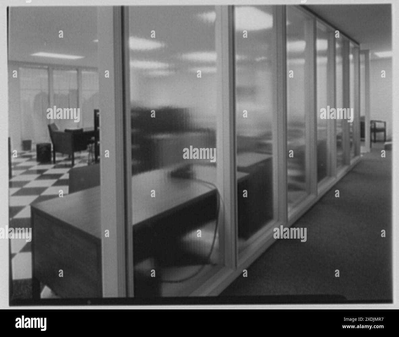 Warner Brothers Co., 90 Park Ave., New York City. Trennwand aus Glas. Gottscho-Schleisner Kollektion Stockfoto