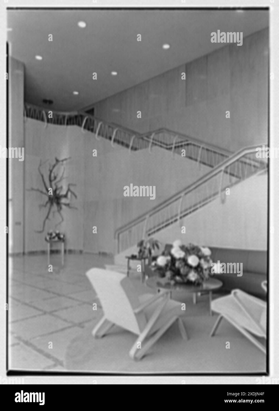 Johnson & Johnson, Metuchen, New Jersey. Treppenaufgang. Gottscho-Schleisner Kollektion Stockfoto