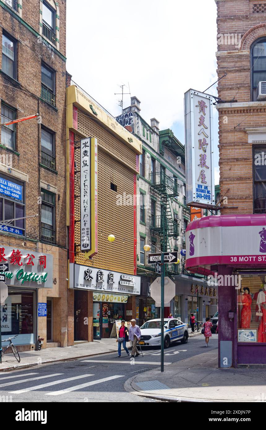 NYC Chinatown: 34 Pell Street ist ein gemischtes Wohngebäude über einem Geschäft (Restaurant) mit einer dreidimensionalen Fassade mit gelbem Bildschirm. Stockfoto