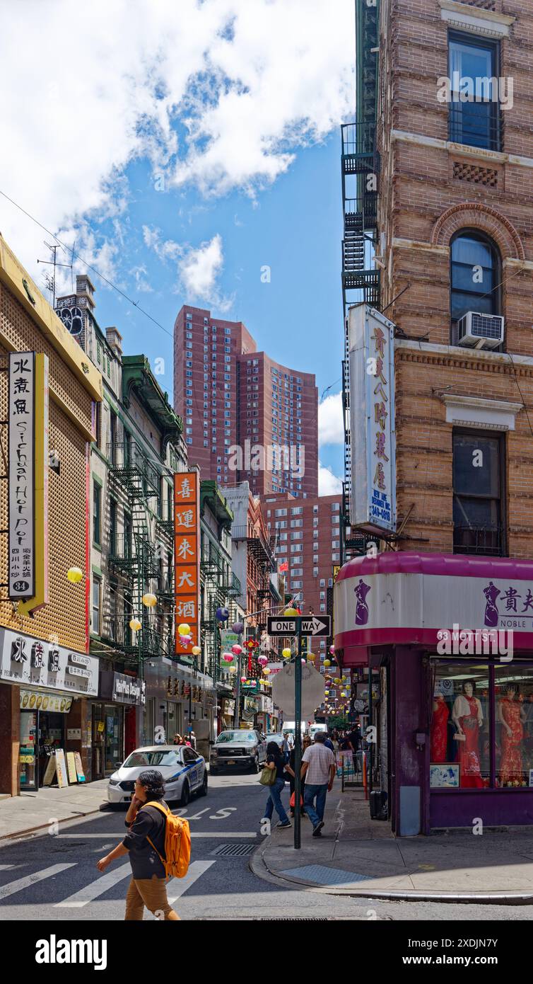 NYC Chinatown: 34 Pell Street ist ein gemischtes Wohngebäude über einem Geschäft (Restaurant) mit einer dreidimensionalen Fassade mit gelbem Bildschirm. Stockfoto