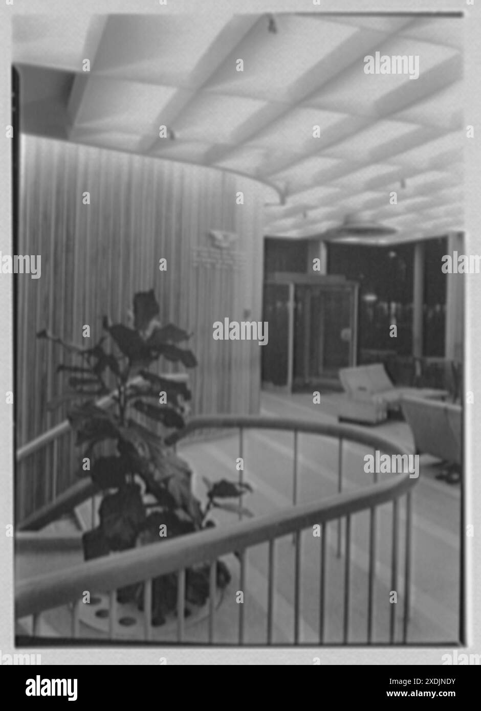 Pepsi-Cola Service Center, 47th St. und Broadway, New York City. Vertikale Treppenschiene mit Detail zum Broadway-Eingang. Gottscho-Schleisner Kollektion Stockfoto