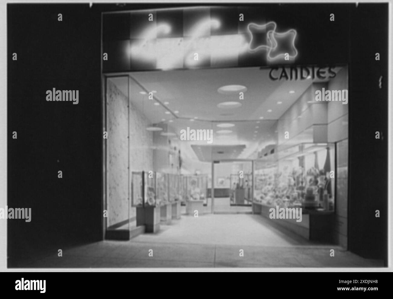 Lucy Lynne, geschäftlich in der 63rd St., Rego Park. Außen. Gottscho-Schleisner Kollektion Stockfoto