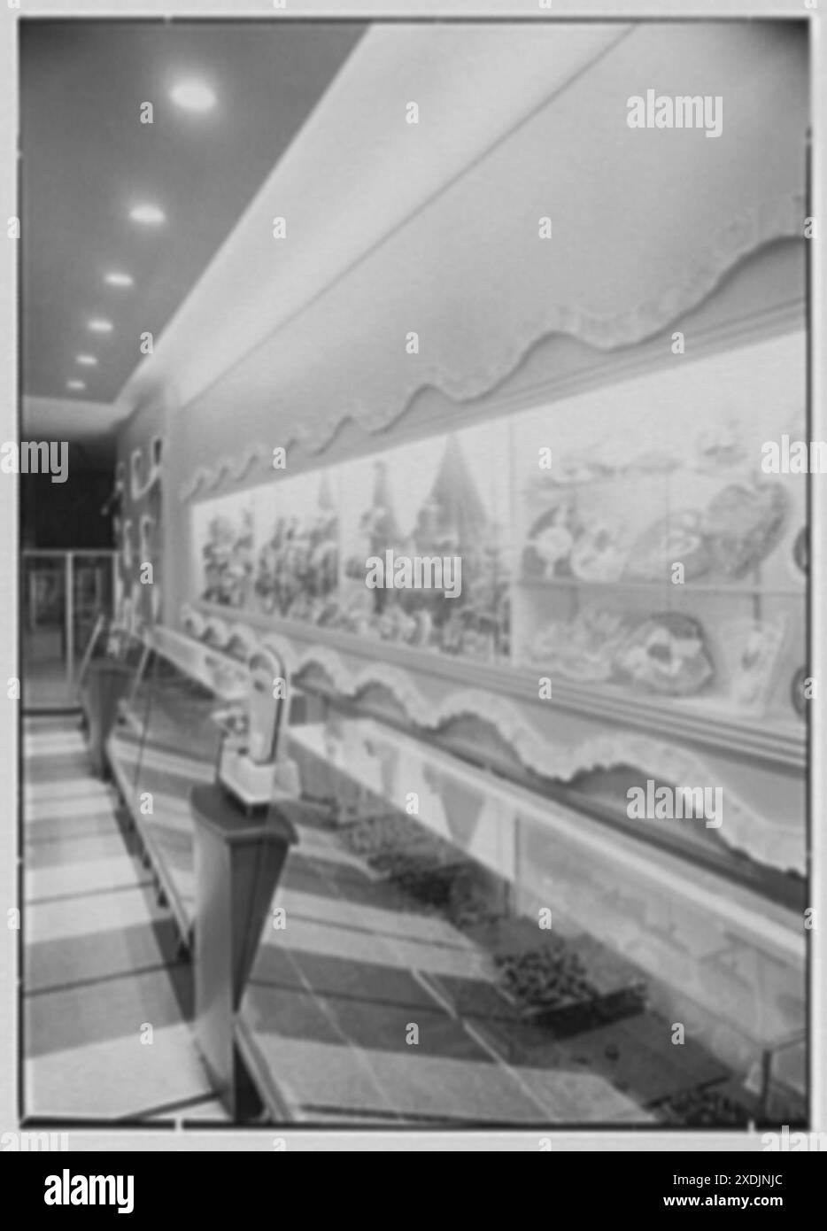 Lucy Lynne, geschäftlich in der 63rd St., Rego Park. Inneneinrichtung VIII. Sammlung Gottscho-Schleisner Stockfoto