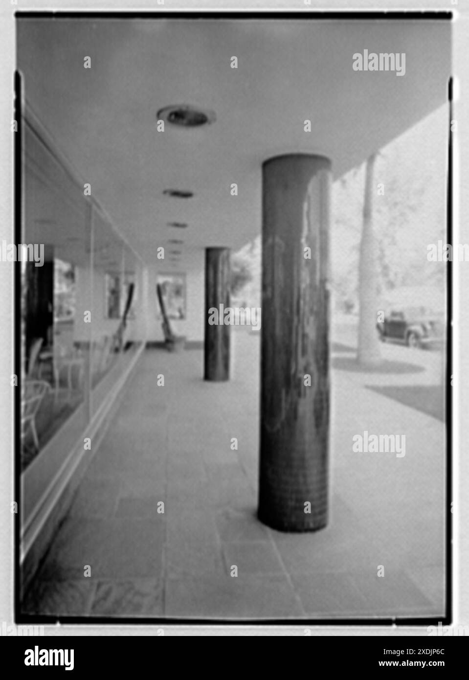 Modernage, Business in Lincoln and Alton Rd., Miami Beach, Florida. Schwarze Säulen. Gottscho-Schleisner Kollektion Stockfoto