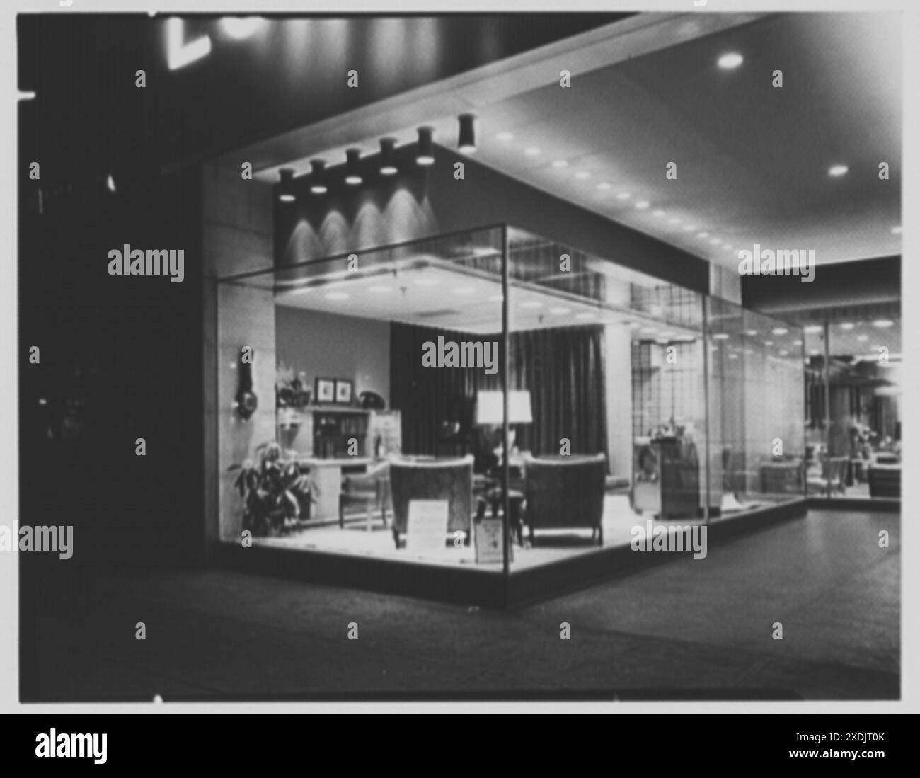 Ludwig Baumann, Geschäftsbetrieb in Newark, New Jersey. Zwei kleine Showfenster. Gottscho-Schleisner Kollektion Stockfoto