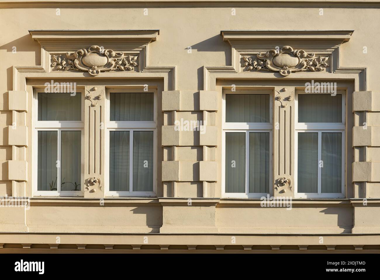 Fenster eines renovierten Hauses aus der Gründerzeit im Zentrum von Magdeburg in Deutschland Stockfoto