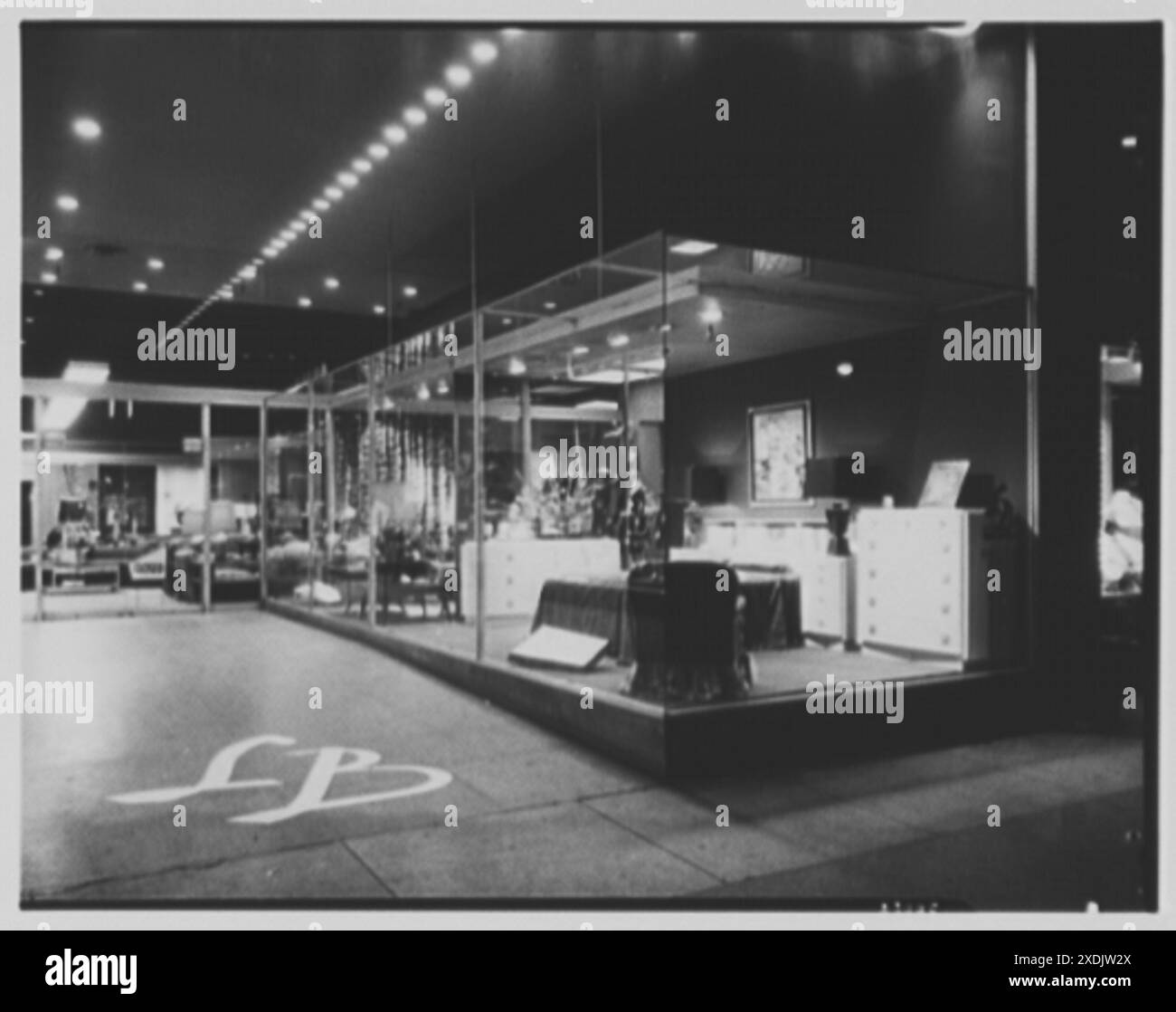 Ludwig Baumann, Geschäftsmann in Jamaika, New York. Abendshow-Fenster. Gottscho-Schleisner Kollektion Stockfoto