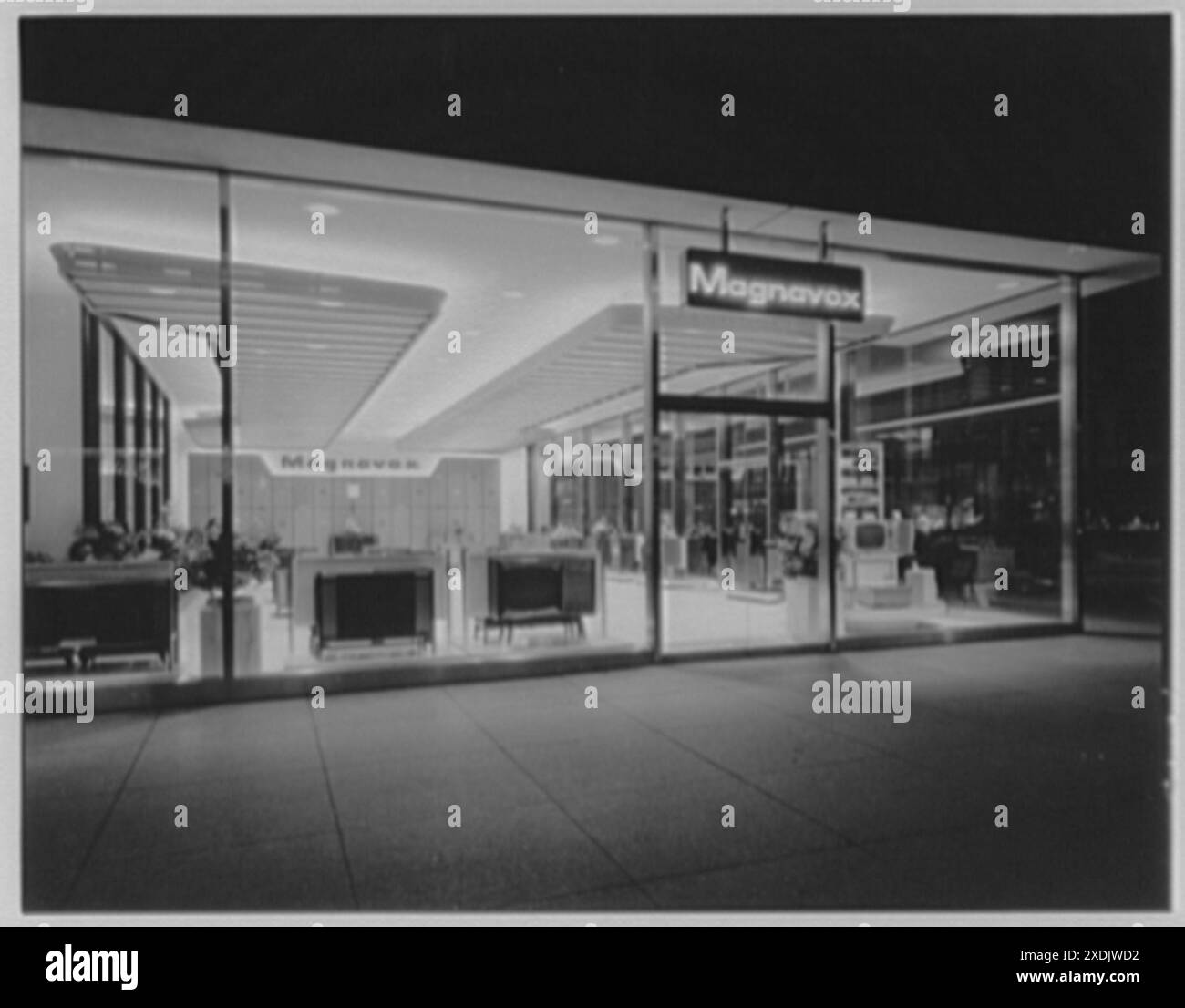Magnavox, Geschäftssitz in der Madison Avenue und 48th St., New York City. Außenansicht von der 48th St. Gottscho-Schleisner Kollektion Stockfoto