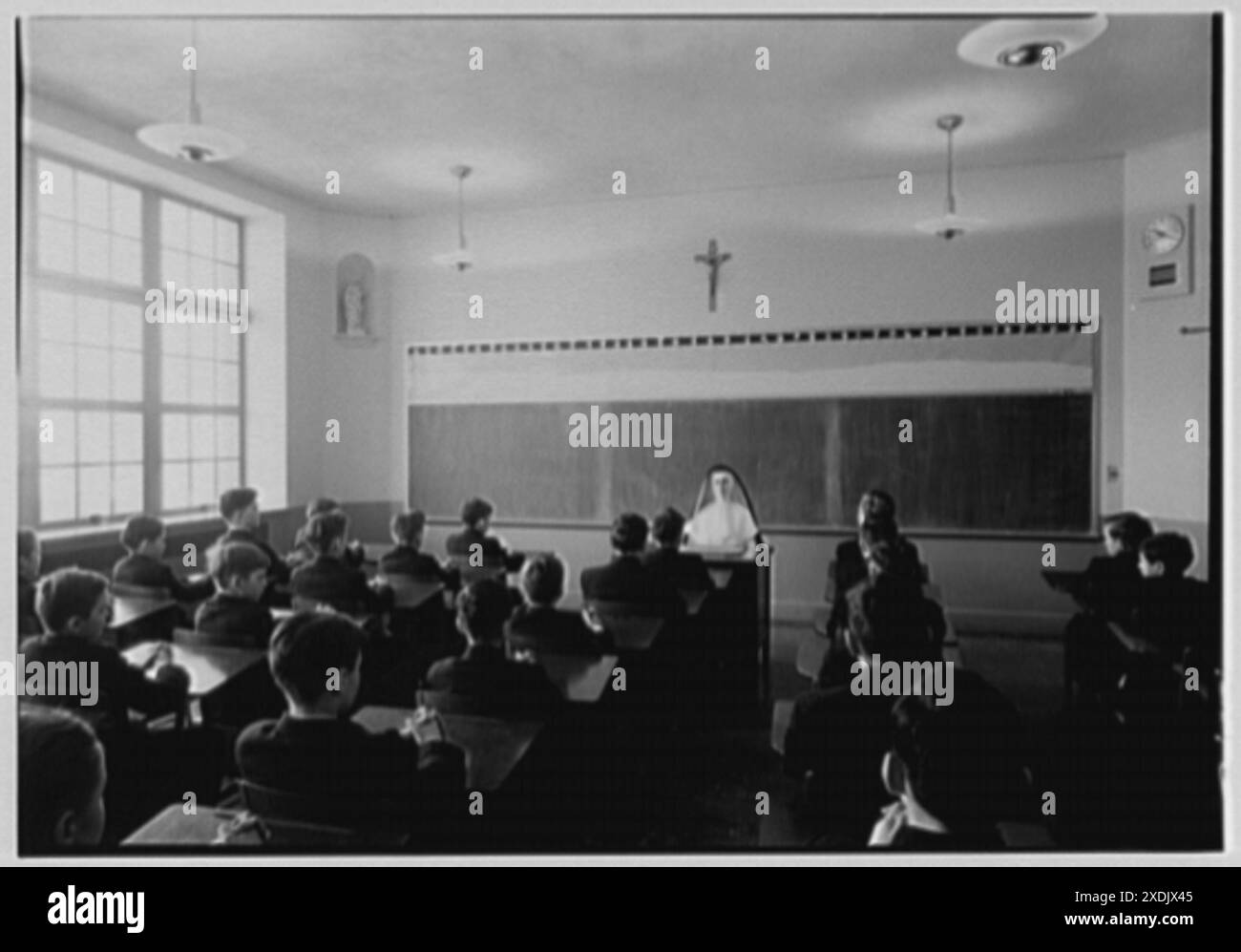 St. Helena's Church and School, Benedict and Olmstead Aves., Bronx, New York. Klassenzimmer für Jungen. Gottscho-Schleisner Kollektion Stockfoto