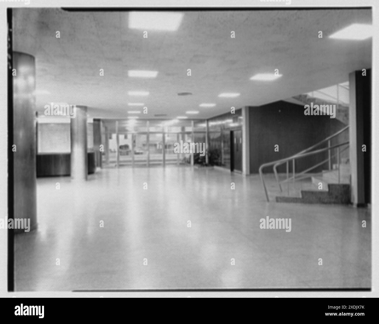 Esso-Gebäude, Baton Rouge, Louisiana. Lobby bei Nacht. Gottscho-Schleisner Kollektion Stockfoto