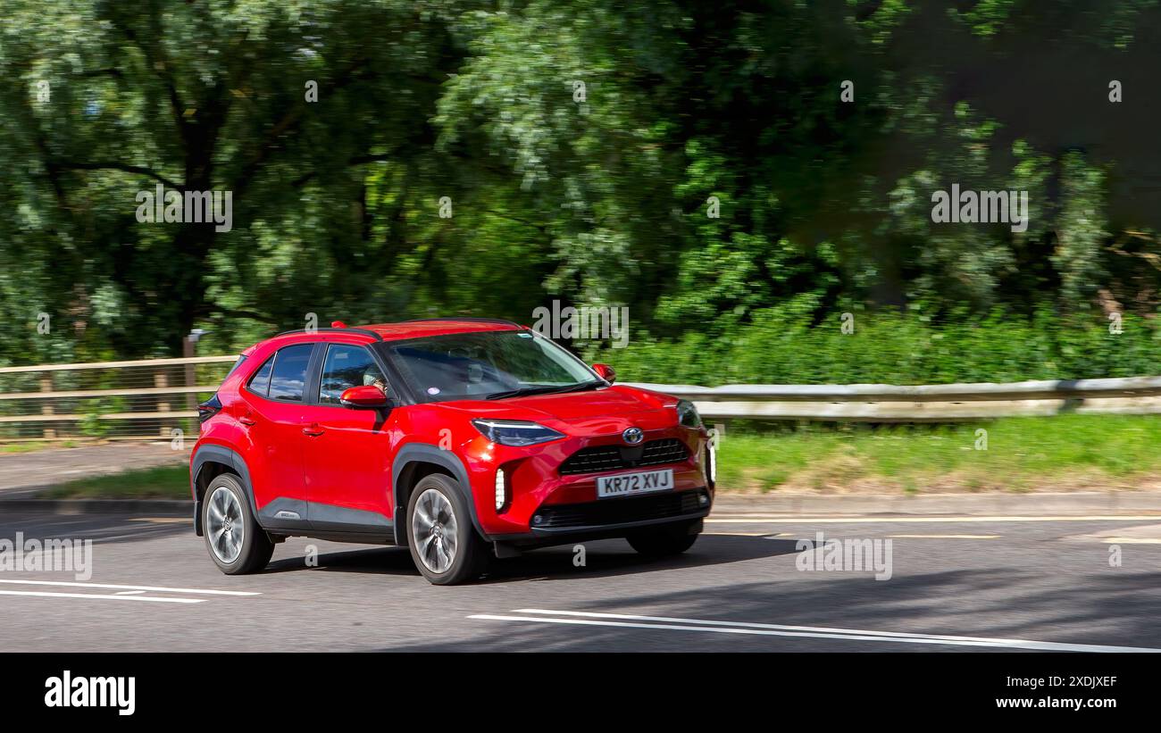 Milton Keynes, Großbritannien - 22. Juni 2024: 2022 rote Toyota Yaris Cross Excel Hybrid-Elektroauto, das auf einer britischen Landstraße fährt Stockfoto