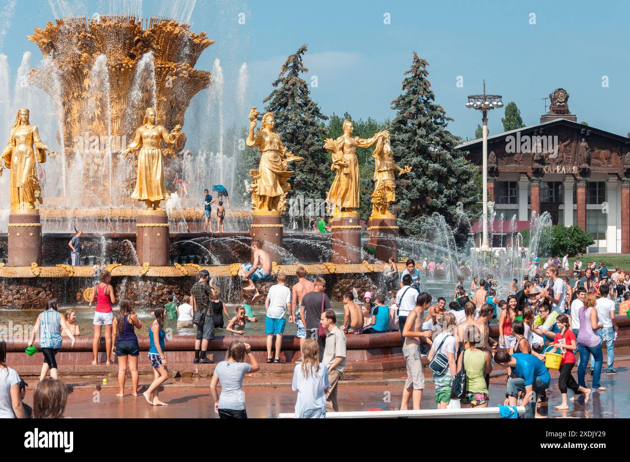 Moskau, Russland - 14. August 2011: Inmitten einer heißen Hitzewelle finden die Muskowiter in den Brunnen der Stadt Trost. Stockfoto