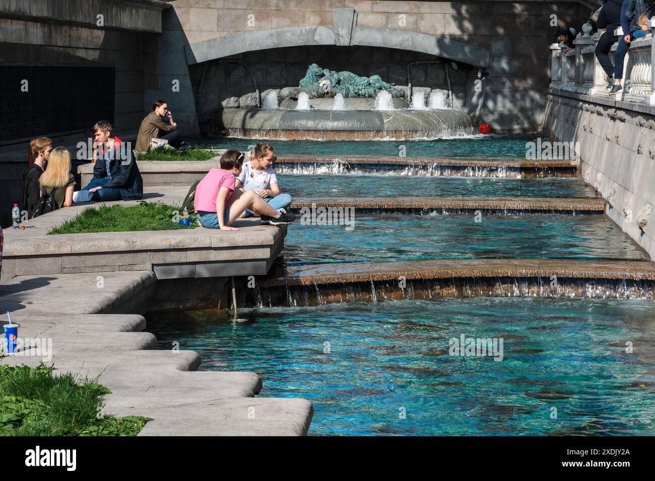 Moskau, Russland - 12. Mai 2018: Einheimische finden Erleichterung von der Sommerbräunung an den Springbrunnen der Stadt. Stockfoto