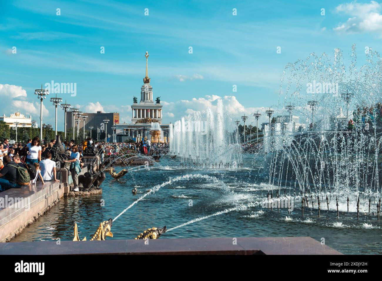 Moskau, Russland - 7. September 2019: Inmitten einer Hitzewelle suchen die Muskowiter Entspannung in den kühlen Gewässern der Stadtbrunnen. Stockfoto