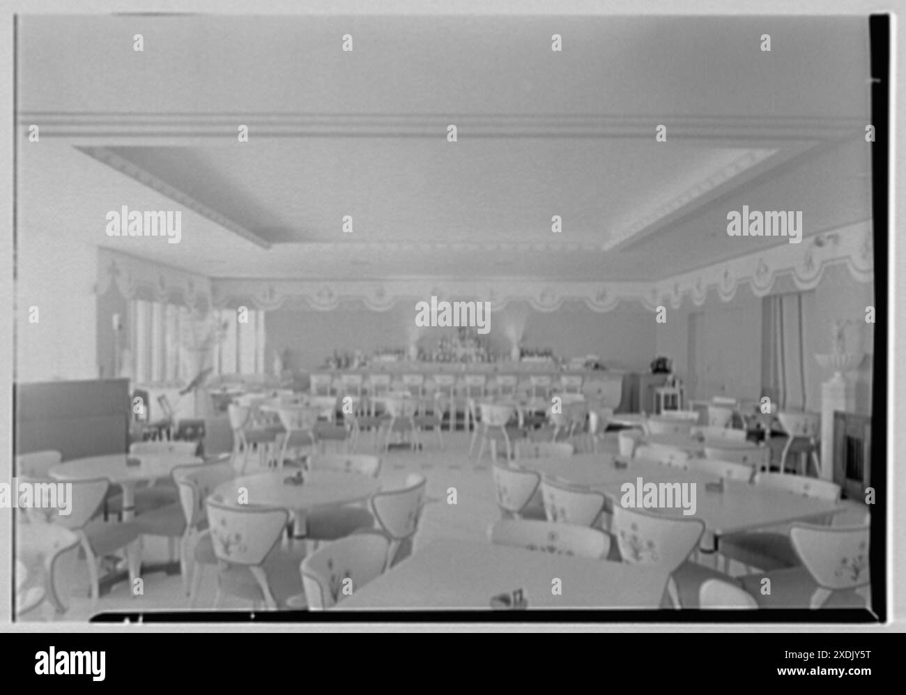 Atlantis Hotel, Miami Beach, Florida. Balkan Room, zur Bar. Gottscho-Schleisner Kollektion Stockfoto