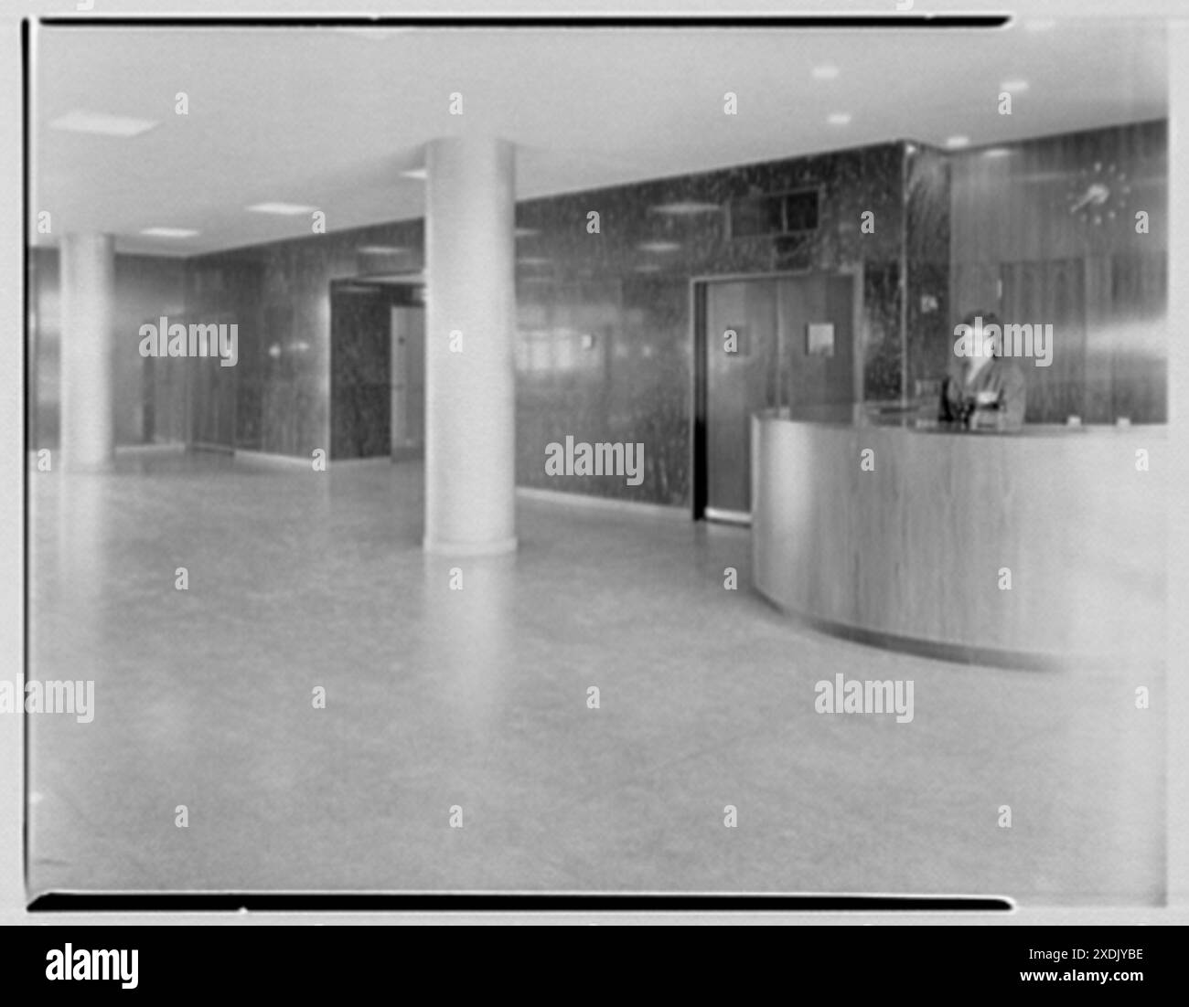 Esso-Gebäude, Baton Rouge, Louisiana. Lobby mit Rezeptionist. Gottscho-Schleisner Kollektion Stockfoto