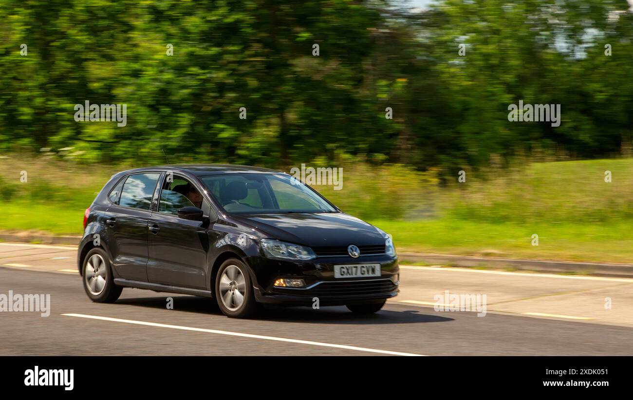 Milton Keynes, Großbritannien - 21. Juni 2024: 2017 Volkswagen Polofahrzeug fährt auf einer britischen Landstraße Stockfoto