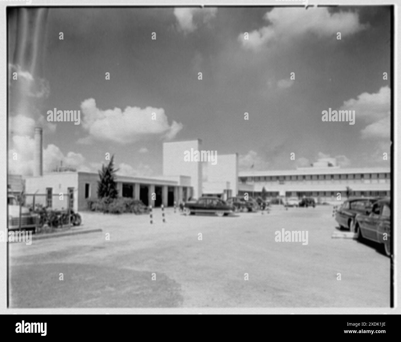 Esso-Gebäude, Baton Rouge, Louisiana. Eingangstor. Gottscho-Schleisner Kollektion Stockfoto