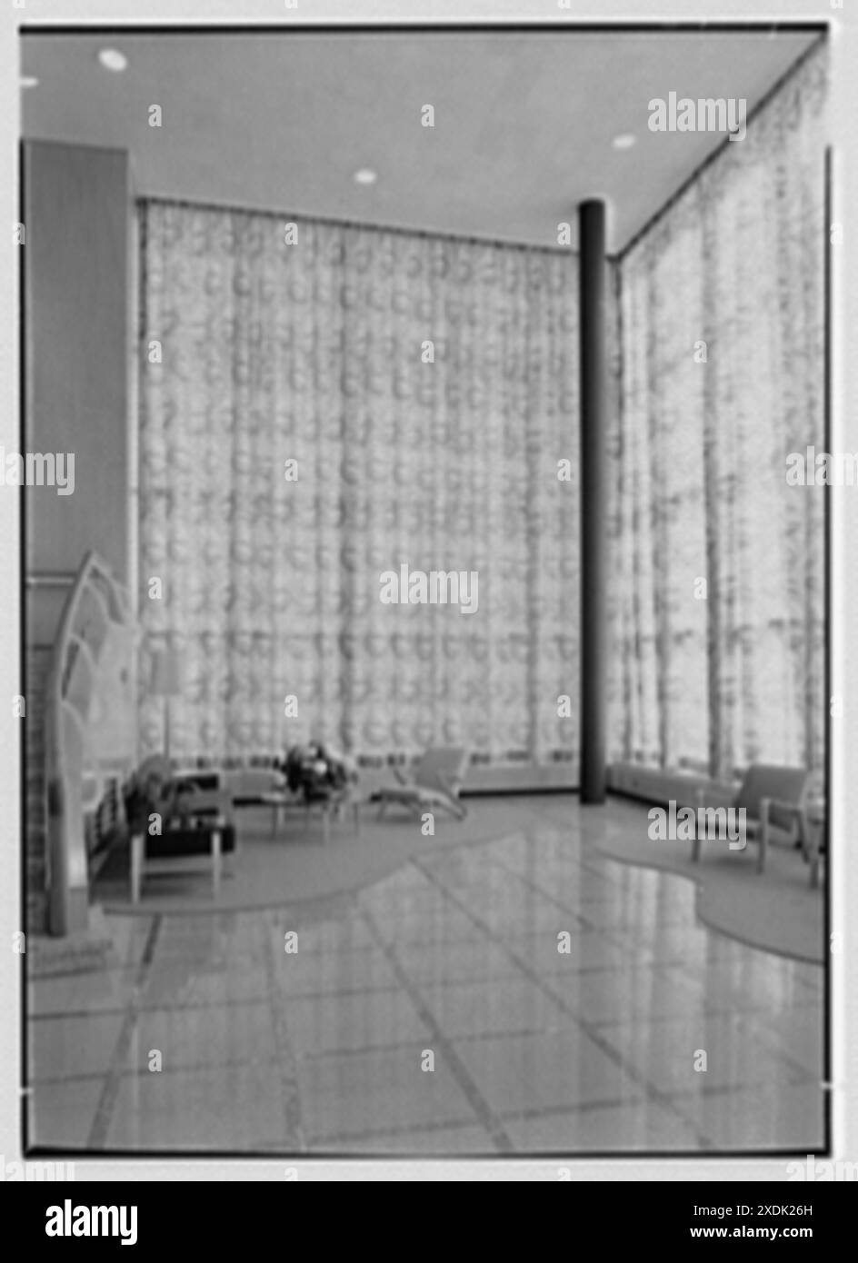Johnson & Johnson, Metuchen, New Jersey. Eingang Lobby I, Vorhänge geschlossen. Gottscho-Schleisner Kollektion Stockfoto