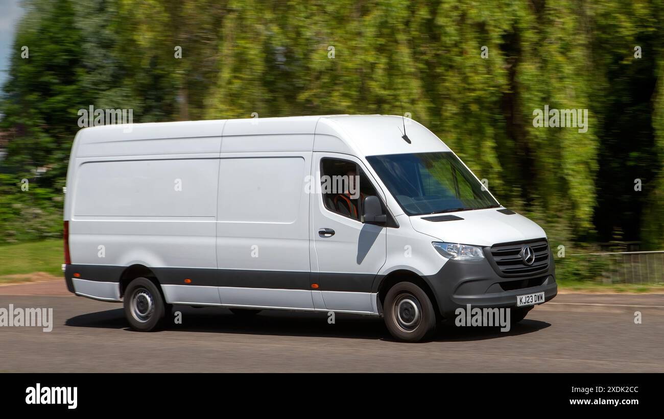 Milton Keynes, Großbritannien - 21. Juni 2024: 2023 weißer Mercedes-Van auf einer britischen Landstraße Stockfoto