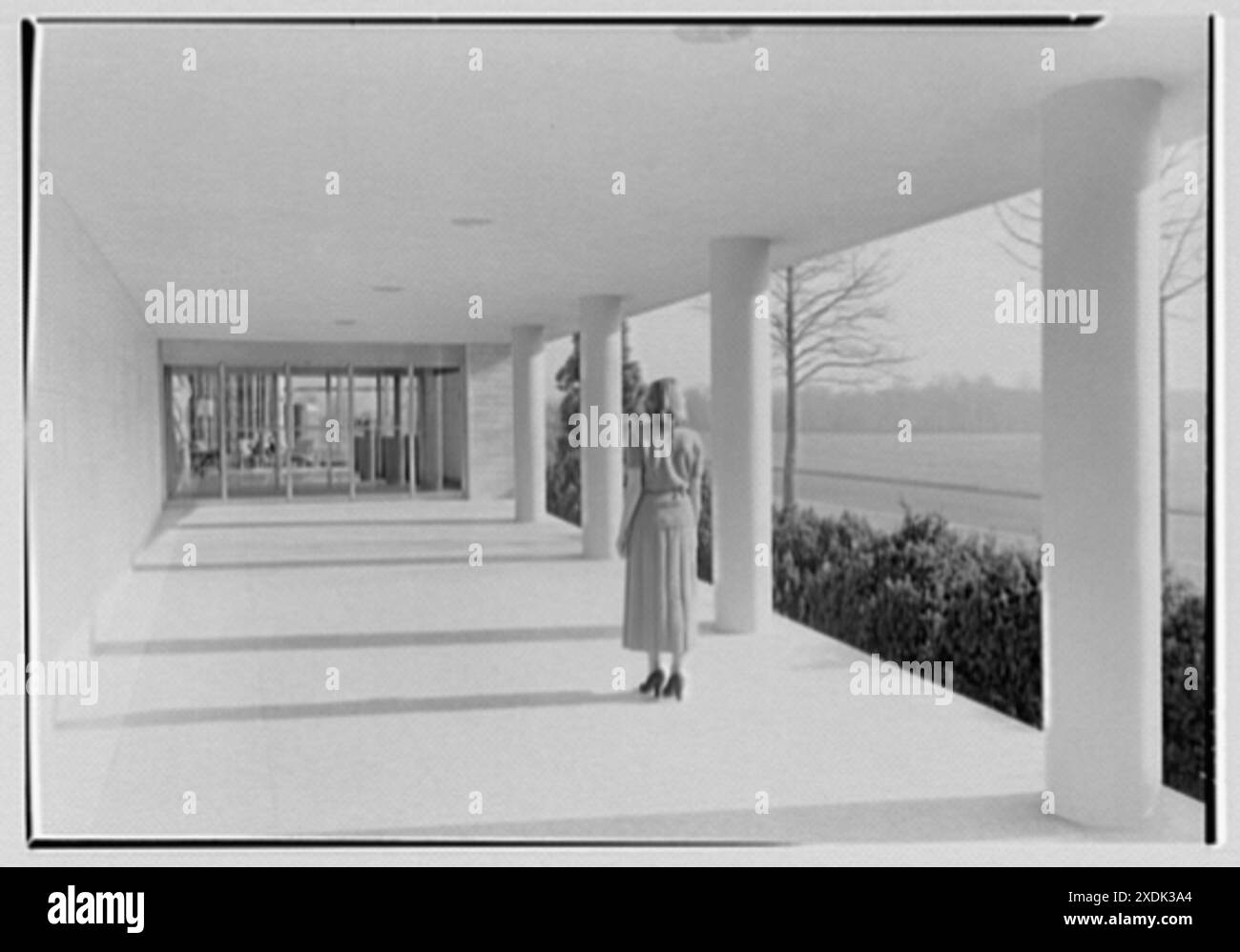 Johnson & Johnson, Metuchen, New Jersey. Eingangsloggia, mit Figur. Gottscho-Schleisner Kollektion Stockfoto