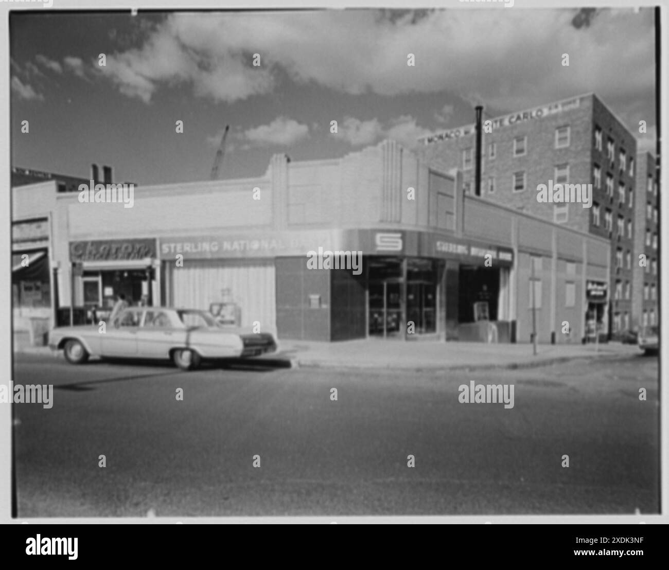 Sterling National Bank, 101-25 Queens Blvd., Forest Hills, Long Island. Exterieur I. Gottscho-Schleisner Sammlung Stockfoto