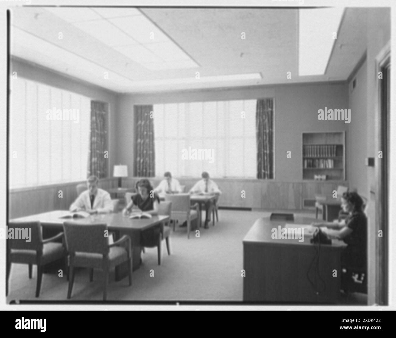 Johnson & Johnson, Research Center, New Brunswick, New Jersey. Bibliothek. Gottscho-Schleisner Kollektion Stockfoto