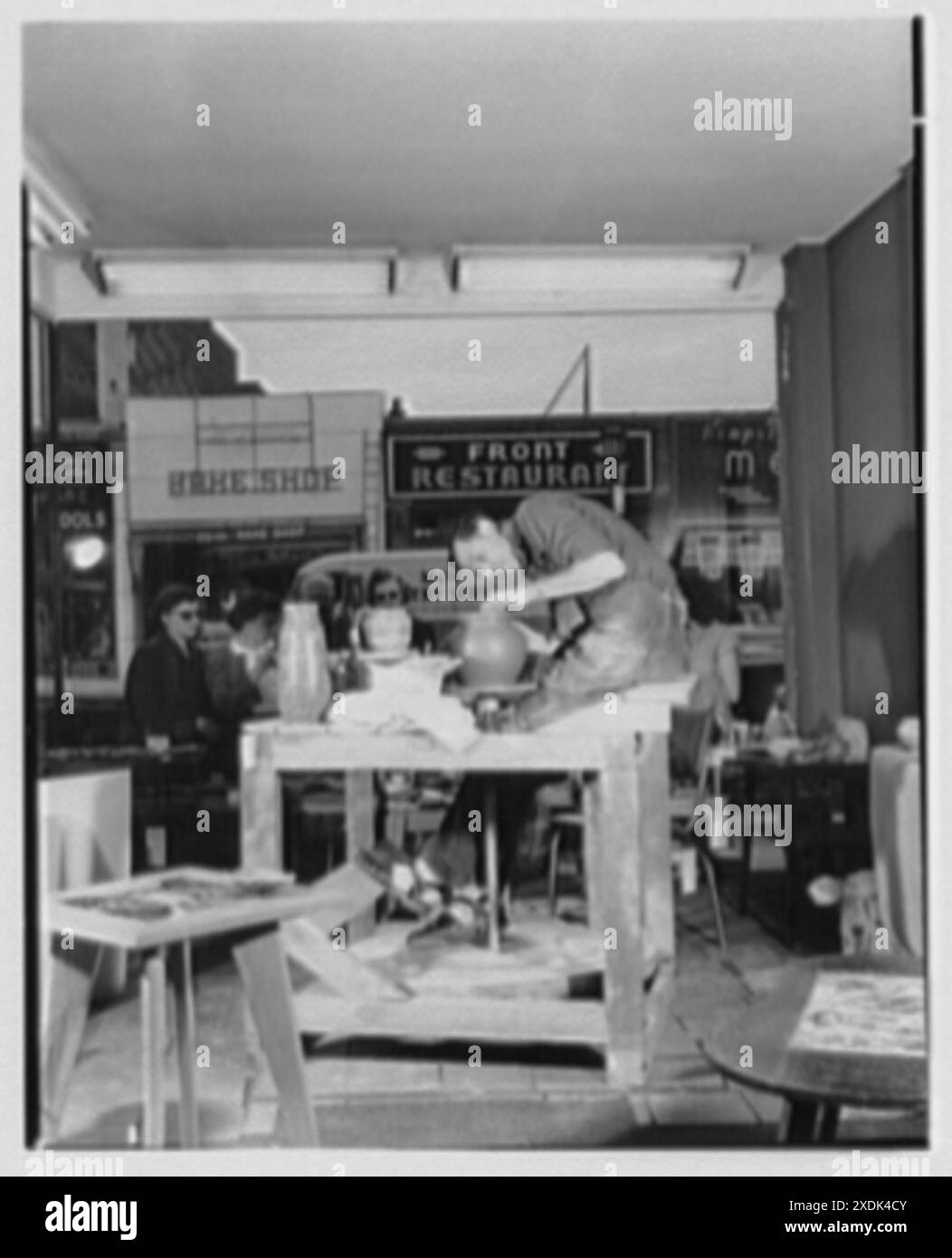 Perman Brothers, Geschäft in Hempstead, Long Island, New York. Blick auf die Straße, die den Mann am Potter-Rad zeigt. Gottscho-Schleisner Kollektion Stockfoto