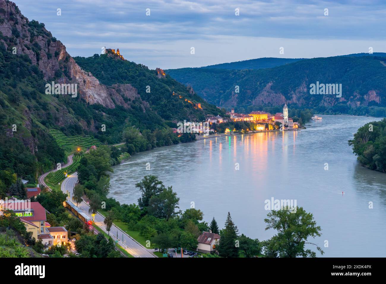 Dürnstein: Donau, Schloss Dürnstein, Altstadt Dürnstein, Stiftskirche Dürnstein, Wachaubahn in Wachau, Niederös Stockfoto