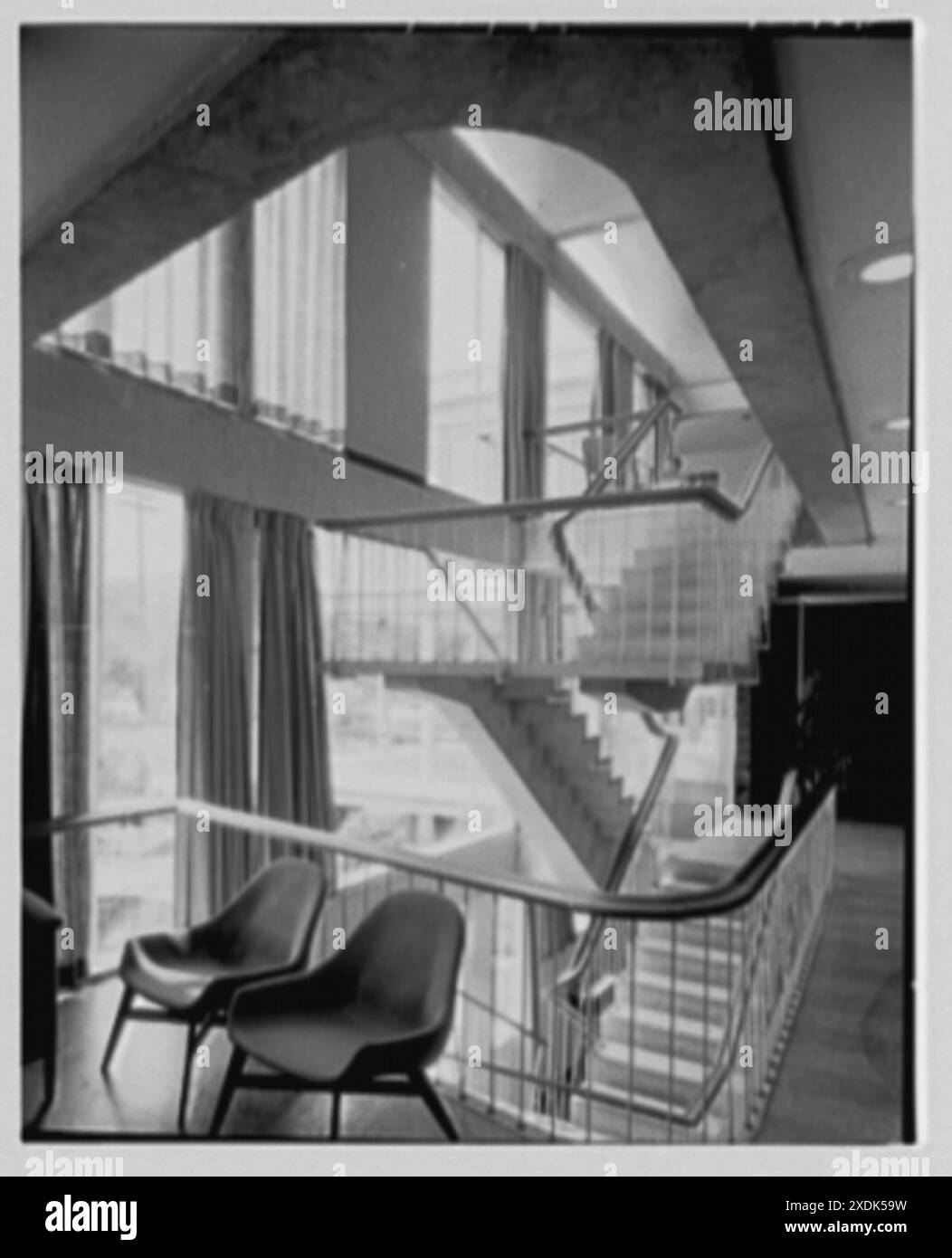 Central Nassau Medical Group, 226 Clinton St., Hempstead, New York. Treppendetail. Gottscho-Schleisner Kollektion Stockfoto