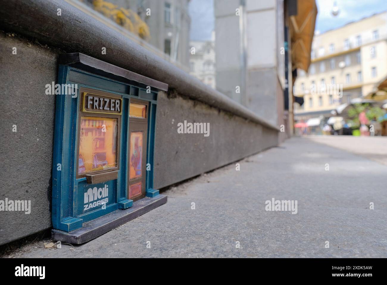 Die Little Zagreb-Serie ist eine Miniatur-Installation, die am 23. Juni 2024 in Zagreb, Kroatien, in interessanten Straßen der Stadt Zagreb platziert wurde. Die winzigen Kompositionen erinnern an die Fassaden von Zagrebs Wohngebäuden mit ehemaligen traditionellen Zagreber Geschäften und Kunsthandwerk. Die Idee der Arbeiten ist, den Wohnraum unserer großen Welt in Miniaturproportionen wiederzugeben. Sie werden an elf Stellen an Orten aufgestellt, an denen wir sie nicht erwarten, an den Bordsteinkanten, am Fuße von Zäunen, Mauern und Gebäuden in öffentlichen Bereichen. Foto: Tomislav Miletic/PIXSELL Stockfoto