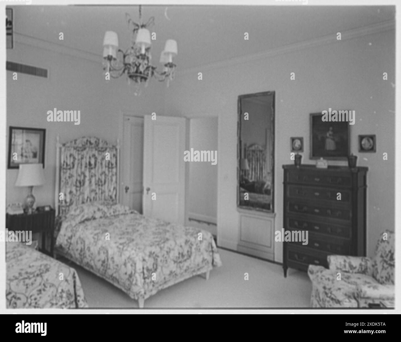 Mrs. Edward Garratt, Wohnsitz 140 Via Lazo, Palm Beach, Florida. Gästezimmer, zur Tür. Gottscho-Schleisner Kollektion Stockfoto
