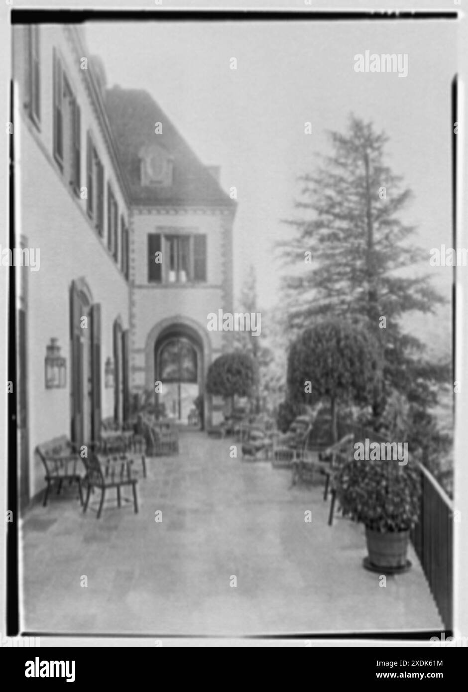 Mrs. Pierre Lorillard, Wohnsitz im Tuxedo Park, New York. Terrasse. Gottscho-Schleisner Kollektion Stockfoto