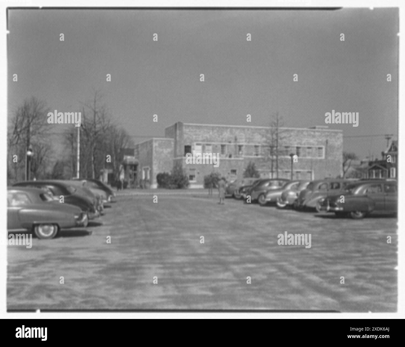 Suffolk County Federal Savings, Babylon, Long Island, New York. Blick vom Parkplatz. Gottscho-Schleisner Kollektion Stockfoto