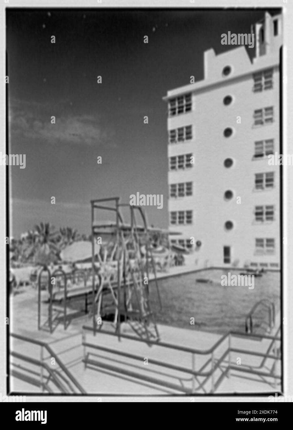 Albion Hotel, Lincoln Rd., Miami Beach, Florida. Pool und Hotel. Gottscho-Schleisner Kollektion Stockfoto