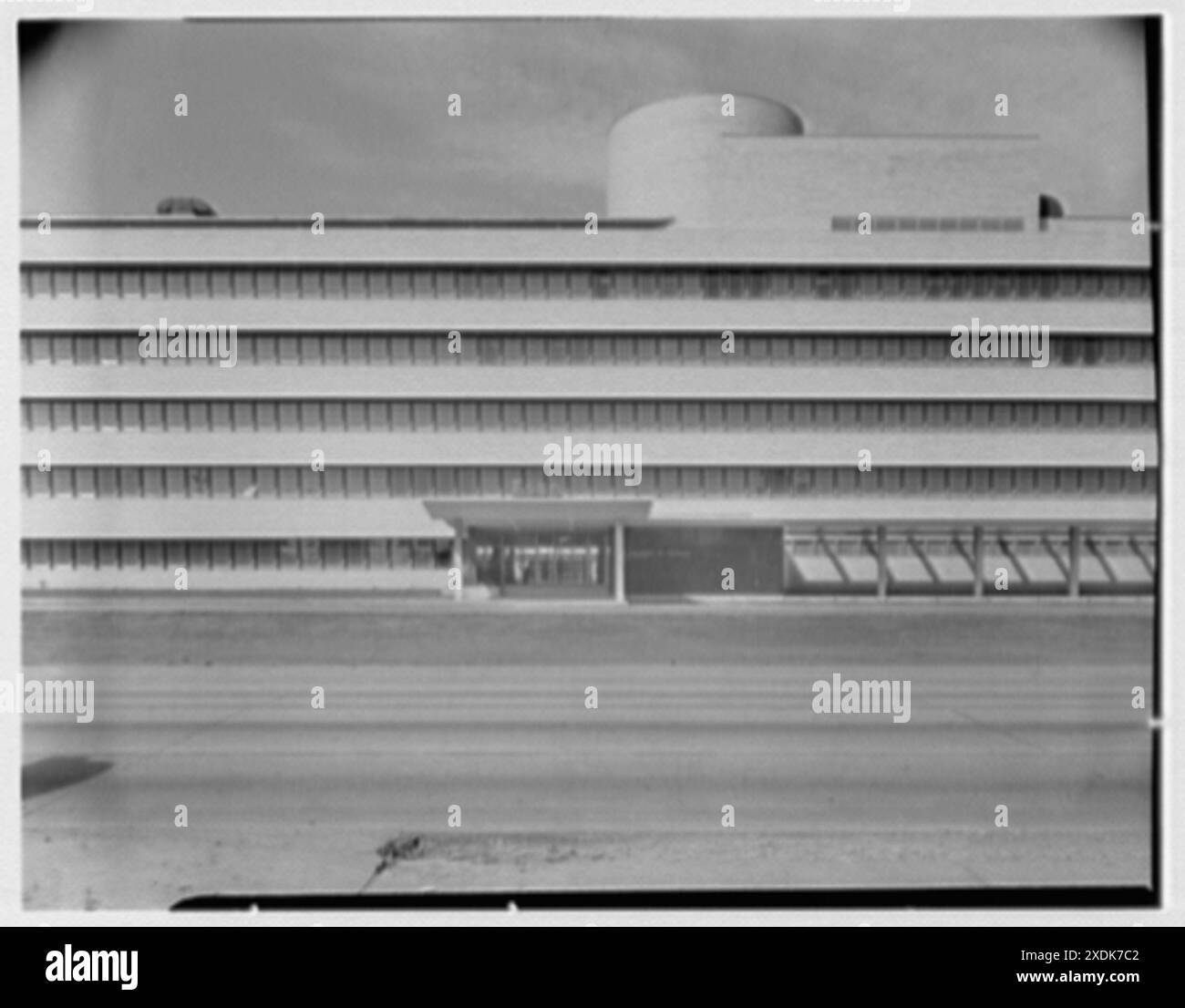 Esso-Gebäude, Baton Rouge, Louisiana. Blick auf die Vorderfassade. Gottscho-Schleisner Kollektion Stockfoto