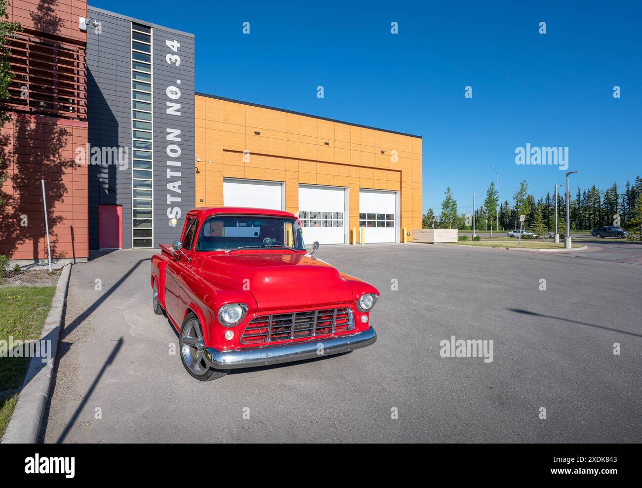 Roter Oldtimer-Pickup, der vor einer Feuerwache in Calgary, Alberta, Kanada, geparkt wurde Stockfoto