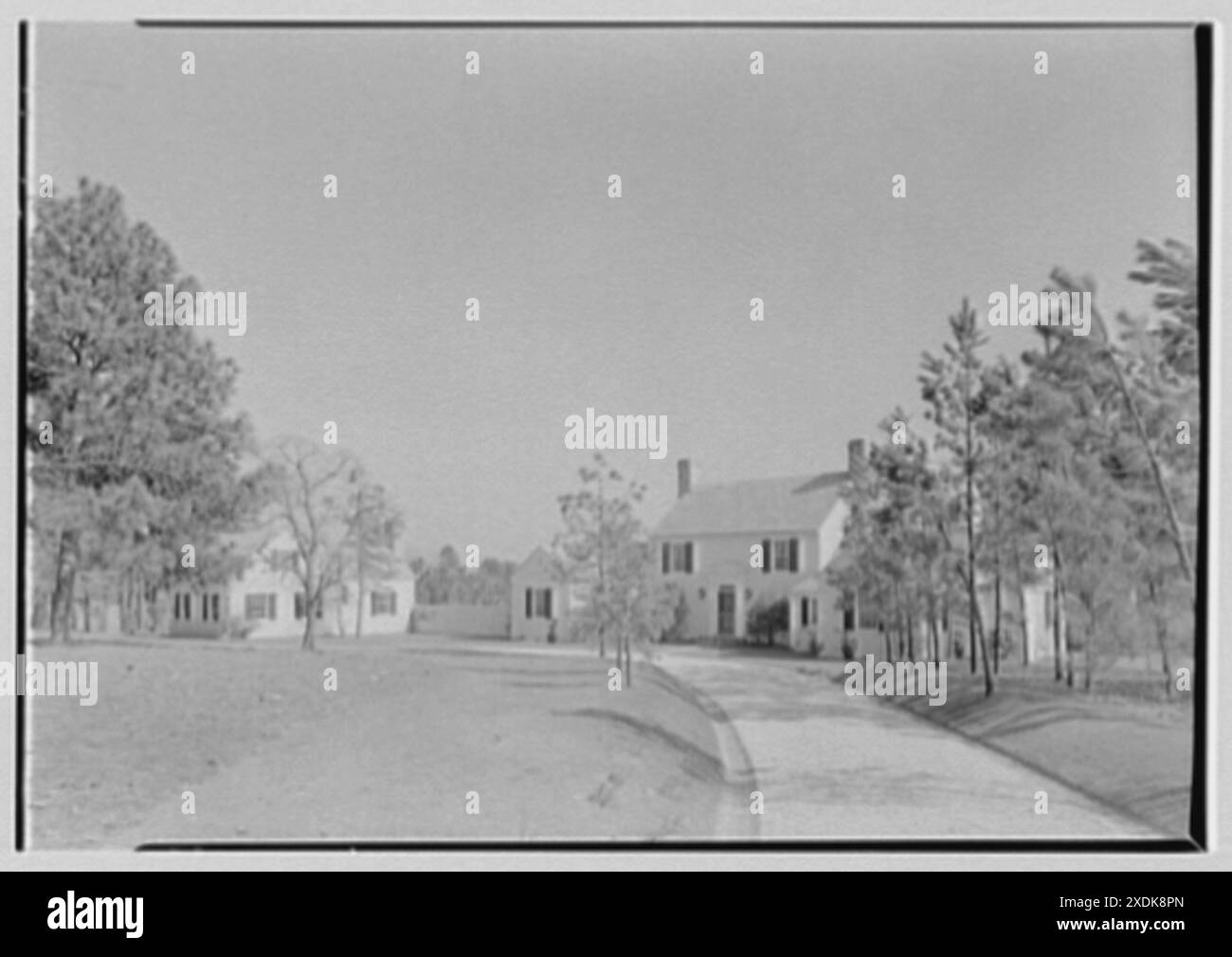 William H. Barnum, Wohnsitz in Southern Pines, North Carolina. Eingangsfassade vom Drive, 14:00 Uhr. Gottscho-Schleisner Kollektion Stockfoto