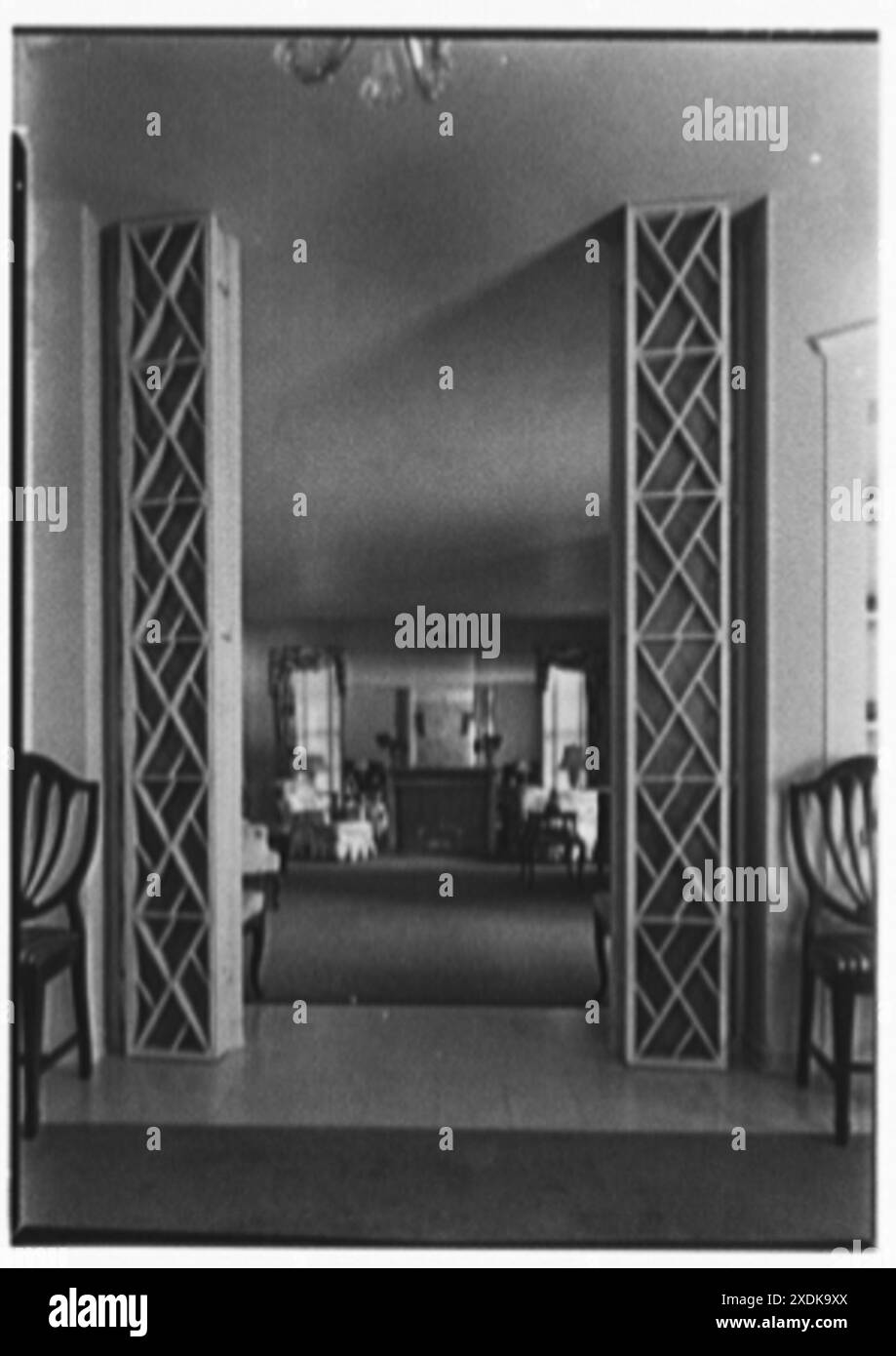 John W. Bullock, Wohnsitz auf Sunset Island, nein 2, Miami Beach, Florida. Esszimmer, Achse, zum Wohnzimmer, vertikal. Gottscho-Schleisner Kollektion Stockfoto