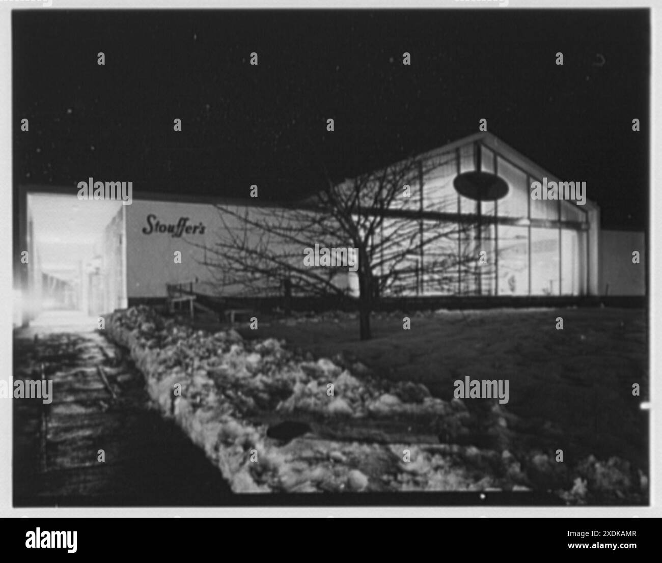 Stouffer's Westgate, Cleveland, Ohio. Allgemeine Außenansicht bei Nacht. Gottscho-Schleisner Kollektion Stockfoto