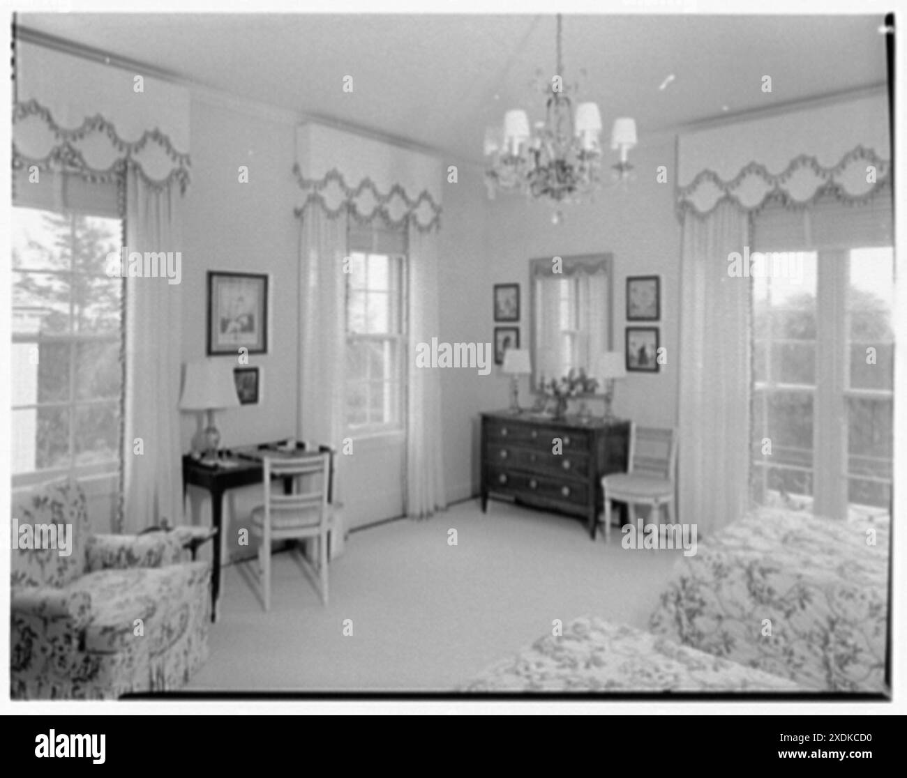 Mrs. Edward Garratt, Wohnsitz 140 Via Lazo, Palm Beach, Florida. Gästezimmer. Gottscho-Schleisner Kollektion Stockfoto