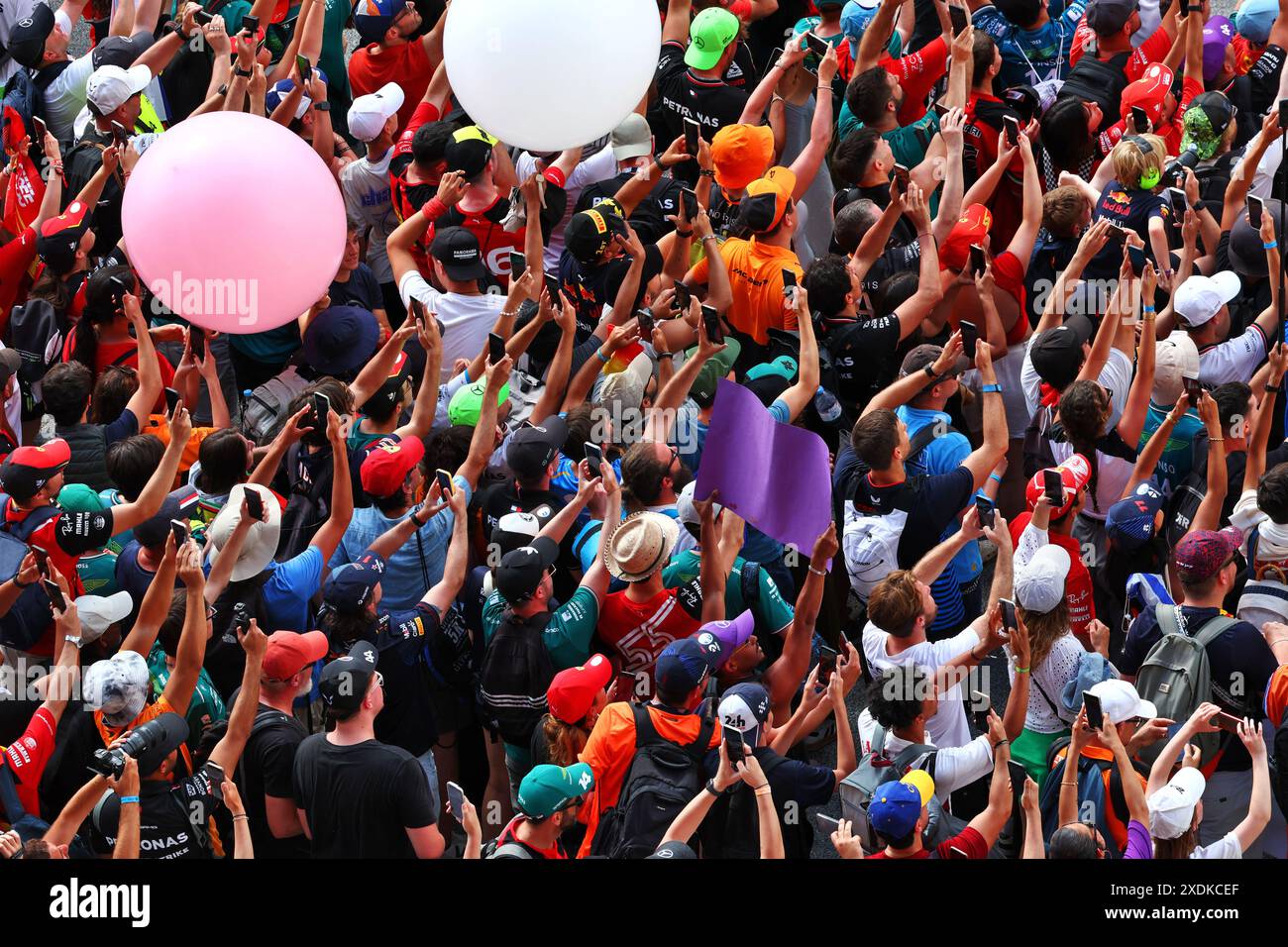 Barcelona, Spanien. Juni 2024. Rennatmosphäre – Fans dringen nach dem Ende des Rennens in die Rennstrecke ein. Formel-1-Weltmeisterschaft, Rd 10, großer Preis von Spanien, Sonntag, 23. Juni 2024. Barcelona, Spanien. Quelle: James Moy/Alamy Live News Stockfoto