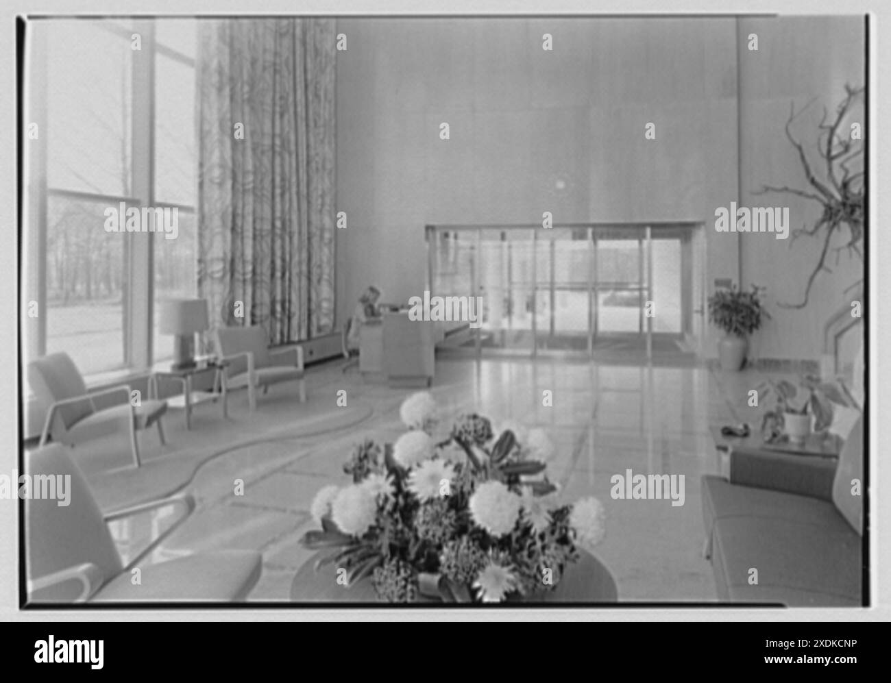 Johnson & Johnson, Metuchen, New Jersey. Großer Blick auf die Eingangshalle und den Eingang. Gottscho-Schleisner Kollektion Stockfoto