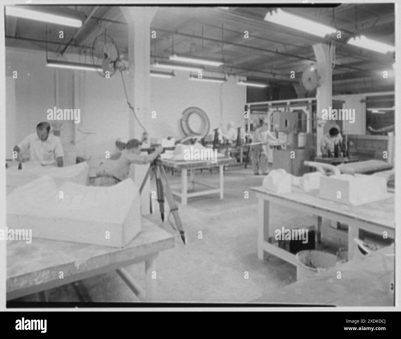 Ledkote. Gipsgussabteilung. Gottscho-Schleisner Kollektion Stockfoto