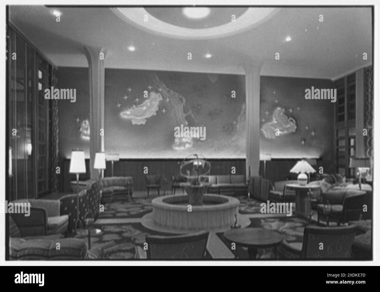 Albion Hotel, Lincoln Rd., Miami Beach, Florida. Lobby, Skulpturen, nachts. Gottscho-Schleisner Kollektion Stockfoto