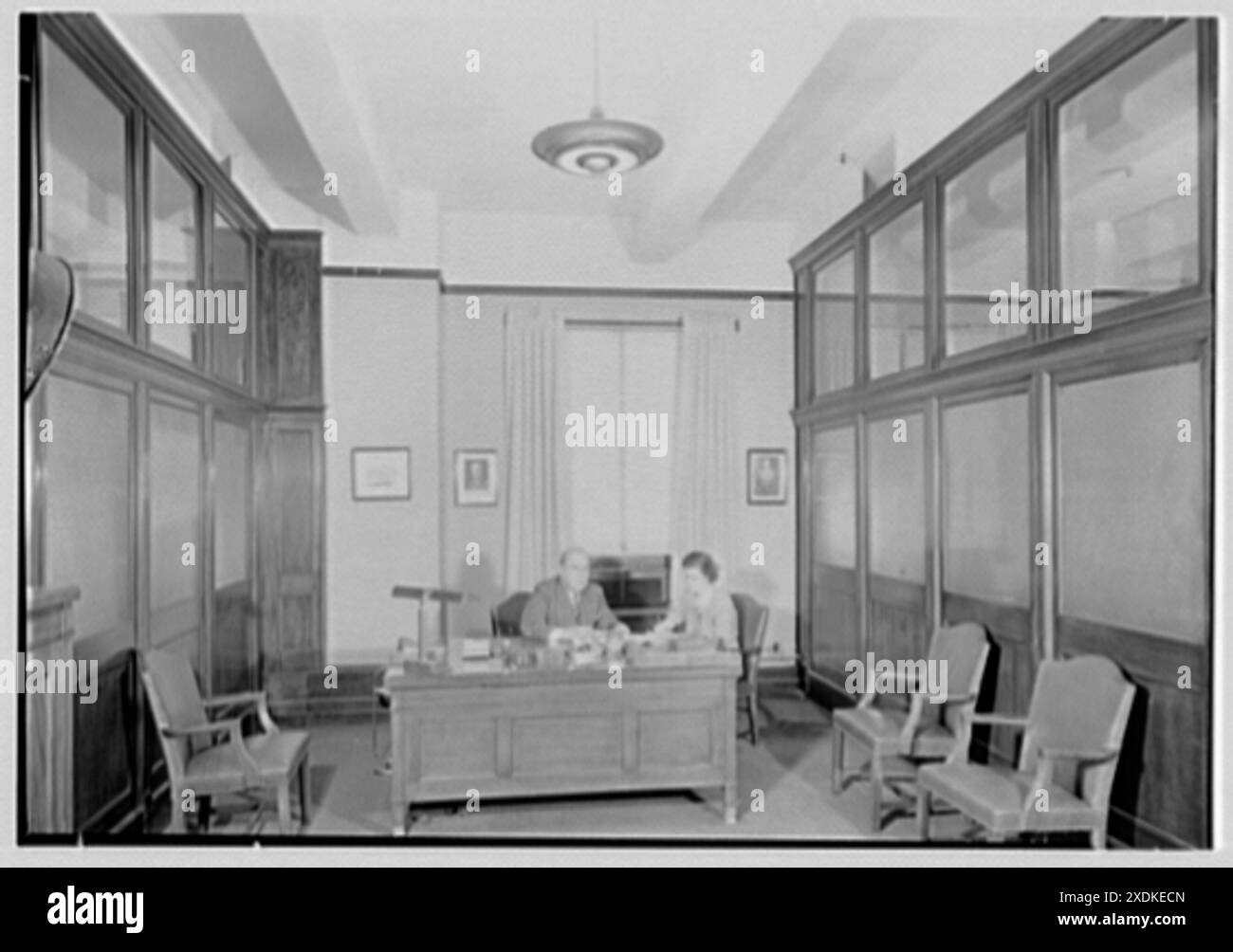 Sperry & Hutchinson Co., 114 5th Ave., New York City. Mr. Eckert mit Sekretärin. Gottscho-Schleisner Kollektion Stockfoto