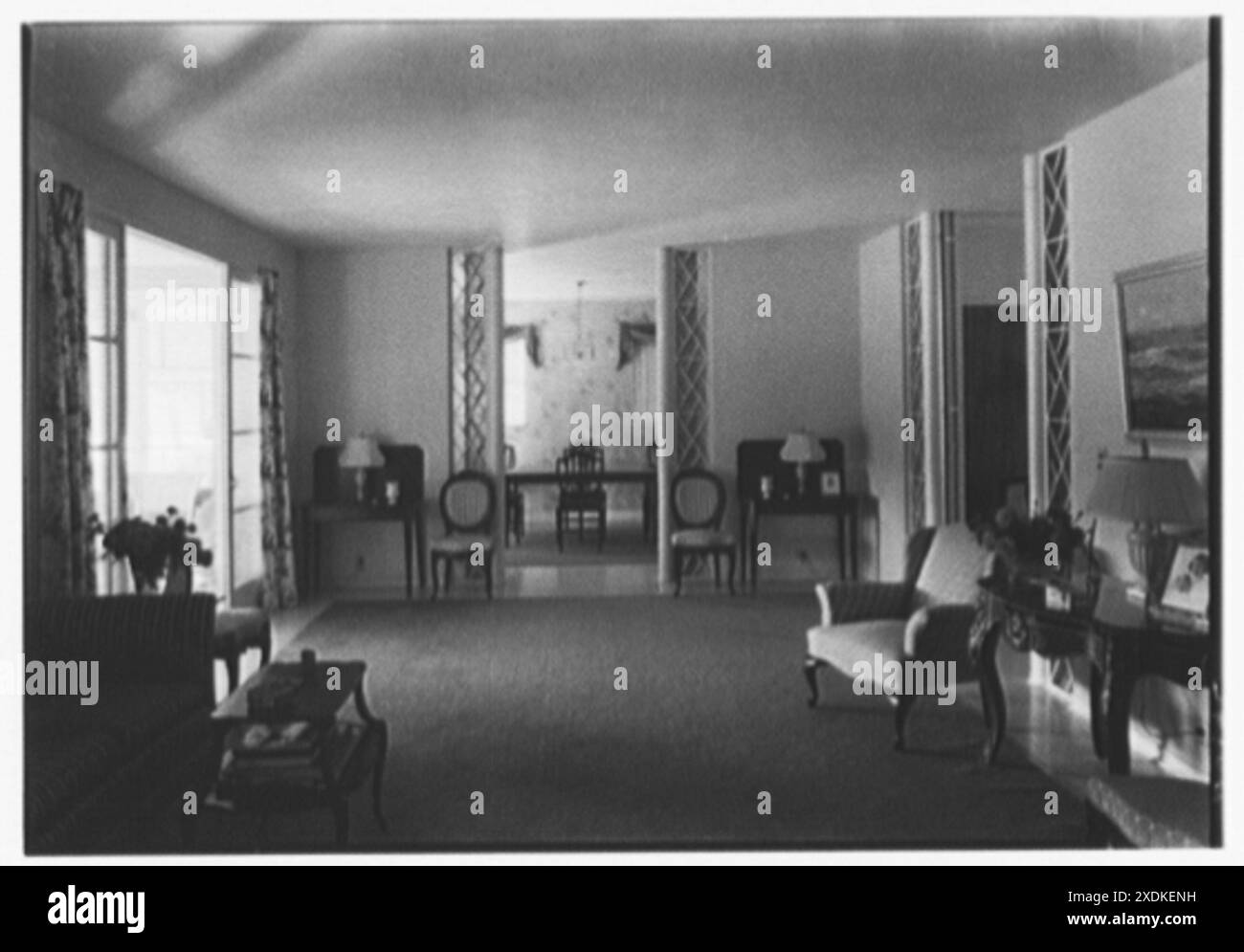 John W. Bullock, Wohnsitz auf Sunset Island, nein 2, Miami Beach, Florida. Wohnzimmer, Esszimmer, Achse. Gottscho-Schleisner Kollektion Stockfoto