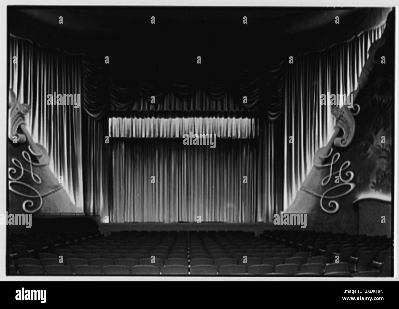 Beach Theatre, Lincoln Rd., Miami Beach, Florida. Auditorium, auf die Bühne. Gottscho-Schleisner Kollektion Stockfoto