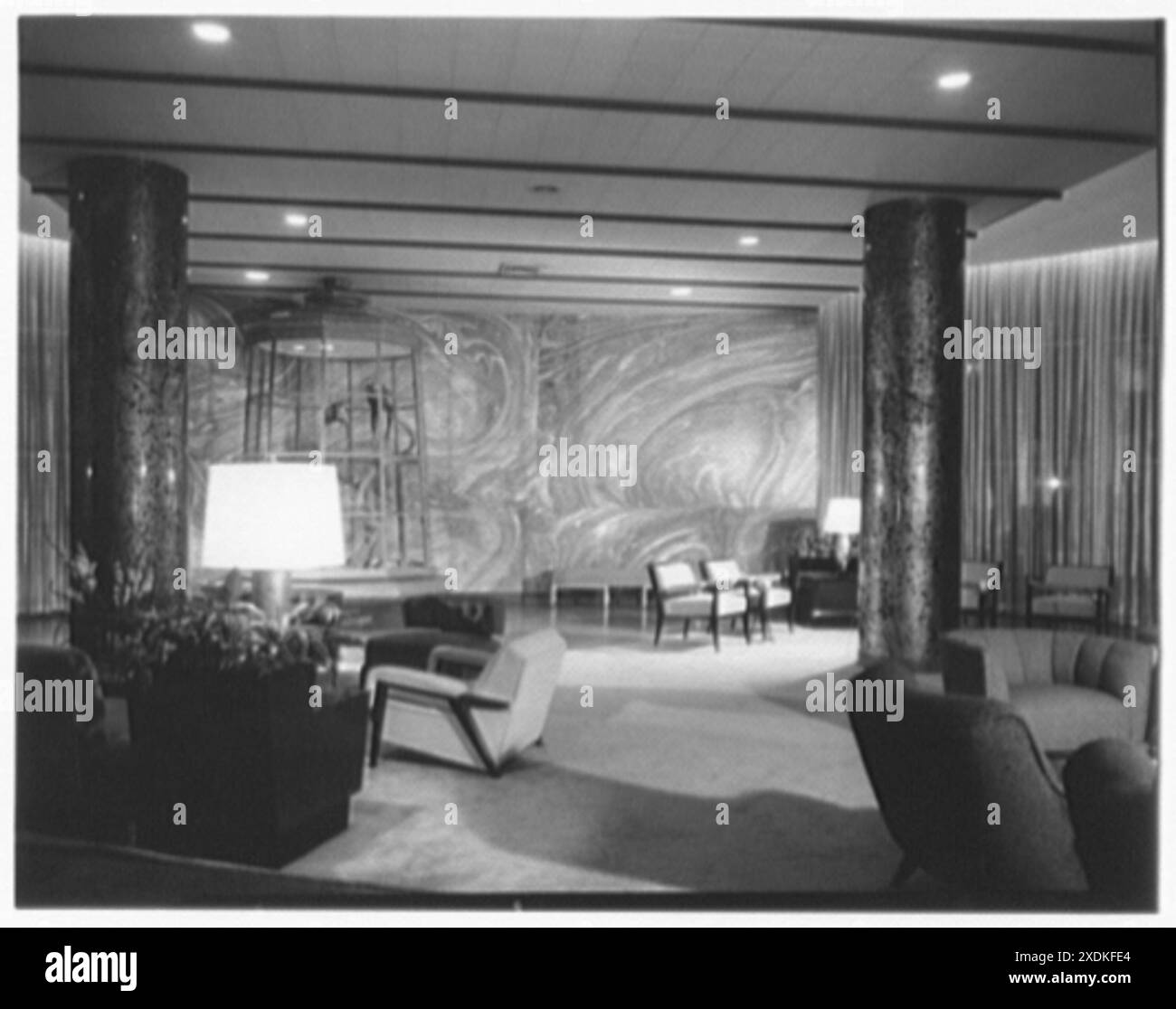 Algiers Hotel, 26th St. und Collins Ave., Miami Beach, Florida. Lobby, Papageien. Gottscho-Schleisner Kollektion Stockfoto